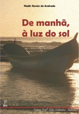 De manhã, à luz do sol