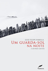 Um guarda-sol na noite