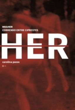 Mulher correndo entre ciprestes