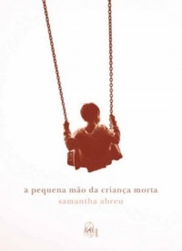 a pequena mão da criança morta