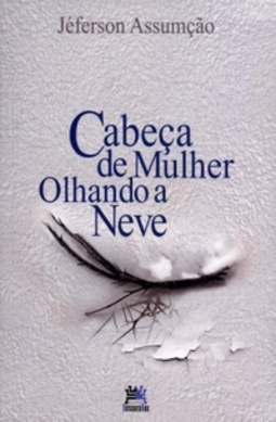 Cabeça de mulher olhando a neve