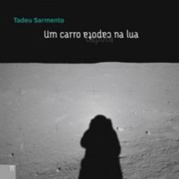 Um carro capota na lua