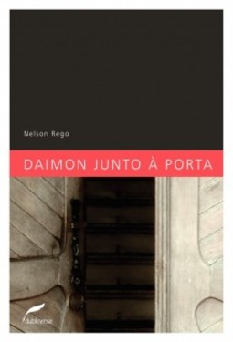 Daimon junto à porta