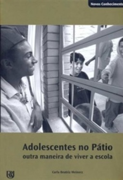 Adolescentes no pátio