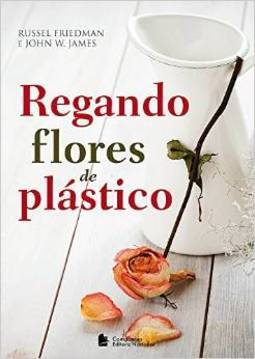 REGANDO FLORES DE PLASTICO