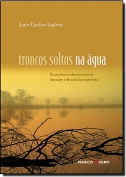 Troncos Soltos Na Agua
