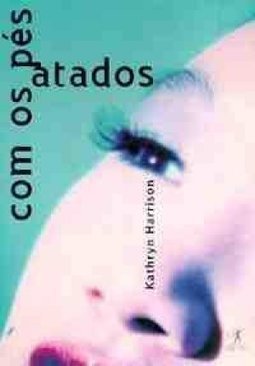 COM OS PES ATADOS