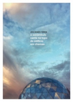 O sonâmbulo canta no topo do edifício em chamas