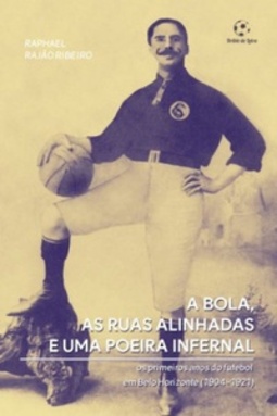 A bola, as ruas alinhadas e uma poeira infernal