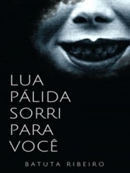 Lua pálida sorri para você