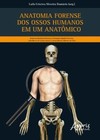 Anatomia forense dos ossos humanos em um anatômico